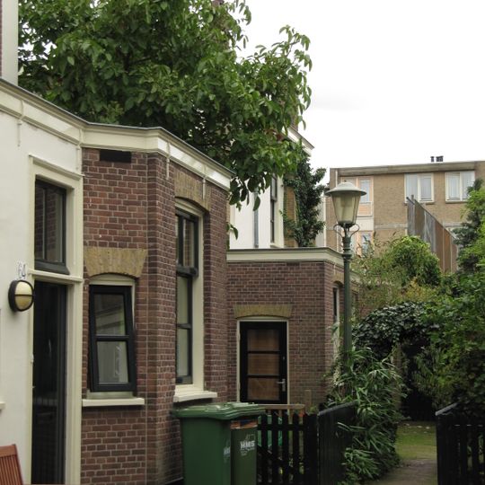 Blok van vier rug-aan-rug gebouwde woningen op vierkante plattegrond, bestaande uit begane grond en verdieping onder een plat dak