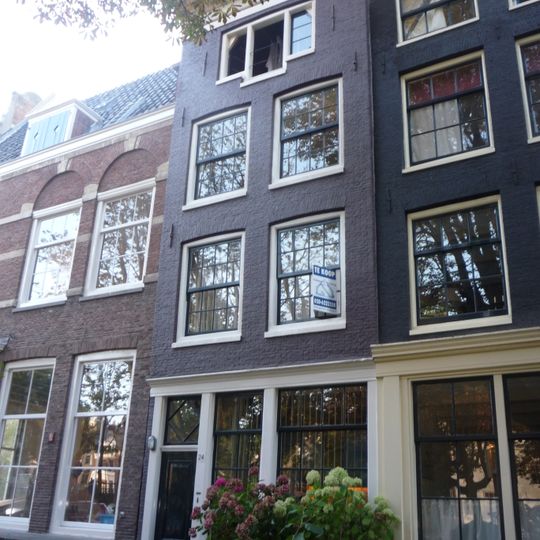 Pand met gevel onder rechte lijst