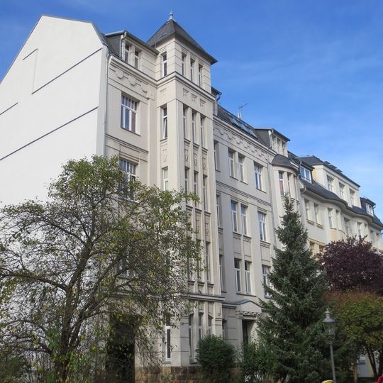 Mietshaus in ehemals geschlossener Bebauung, mit Vorgarten und Einfriedungsmauer Altendorfer Straße 10
