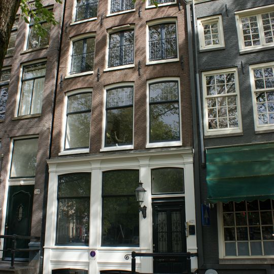 Pand met gevel onder rechte lijst