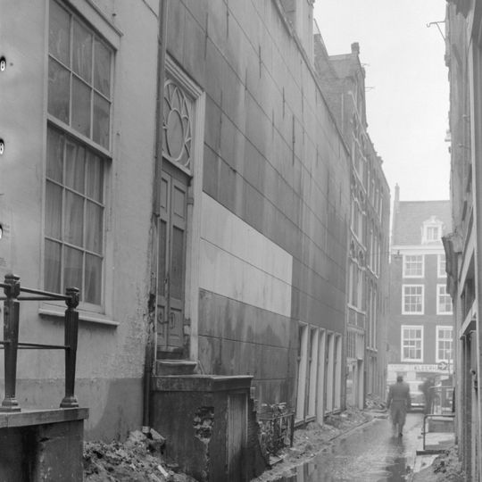 Tweelinghuis met gezamenlijke gevel van het "type met kleine blokjes" onder niet-oorspronkelijke trapeziumtop