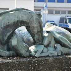 Liegende Stute mit Fohlen