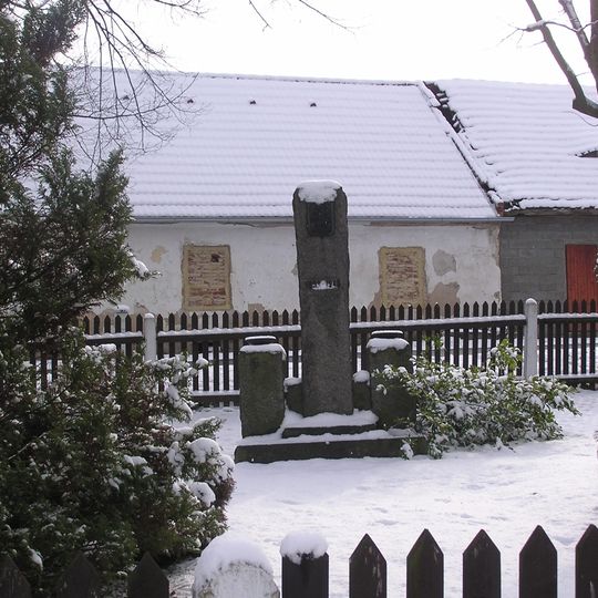 Pomník padlým v Blatnu na křižovatce