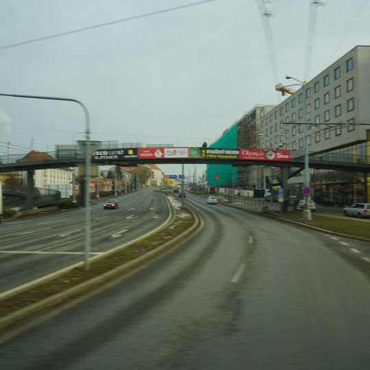 Lávka přes ulici U Prazdroje