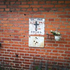 Malovaný kříž obětem 2. světové války na stodole u čp. 65