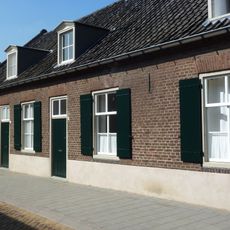 Pand zonder verdieping onder een doorlopend zadeldak met de links en rechts belendende panden 8 en 4