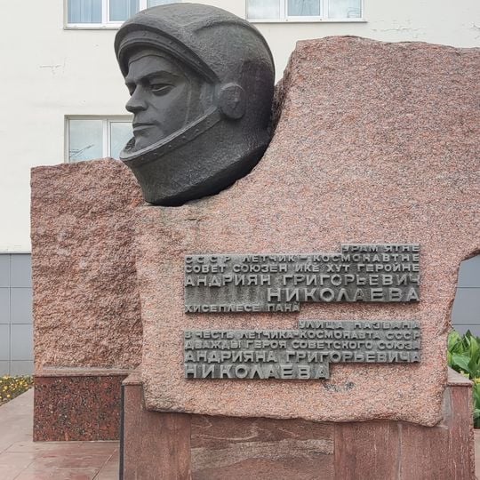 Andriyan Nikolaev haykali, 1987-yil