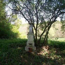 Kříž východně od Klenovic u mlýna