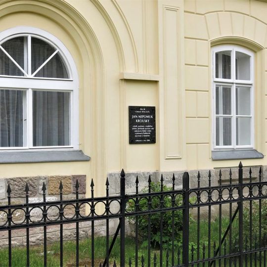 Pamětní deska Jana Nepomuka Krouského na domě 12 v Katusicích