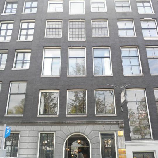 Pand met gevel onder rechte lijst met consoles en latere balustrade