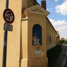 Výklenková kaplička se sochou Piety