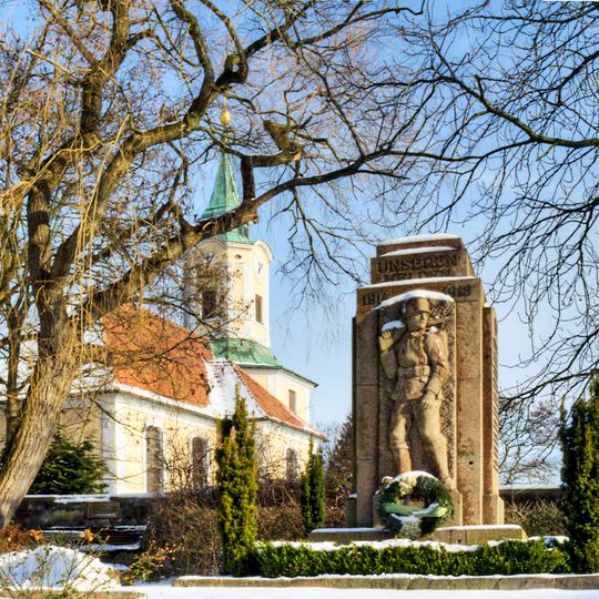 Sachgesamtheit Dorfkirche und Kirchhof Schmannewitz mit folgenden Einzeldenkmalen: Kirche mit Sonnenuhr, Leichenhalle, drei Grabmale, Denkmal für die Gefallenen des Ersten Weltkrieges, Höhenmarke an der Südwand des Chores, Hühne-Gedenktafel mit B