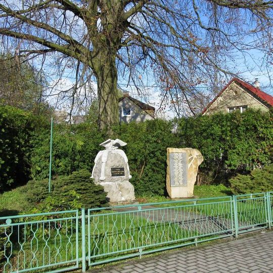 Pomník padlým v Rovensku u hlavní silnice