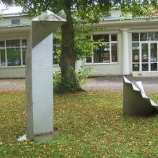Dekorative verchromte Stahlskulptur vom Typ "gefaltete Bleche", Höhe etwa 150 cm.