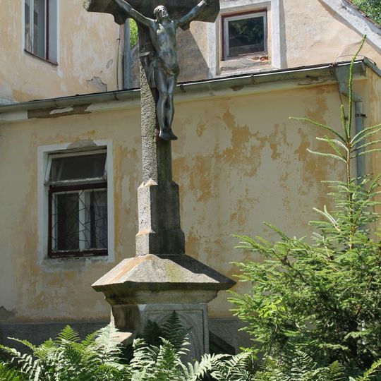 Kříž u kostela na Hojné Vodě