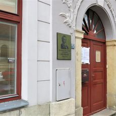 Pamětní deska Jana Maláta na škole v ulici Na Valech v Novém Bydžově