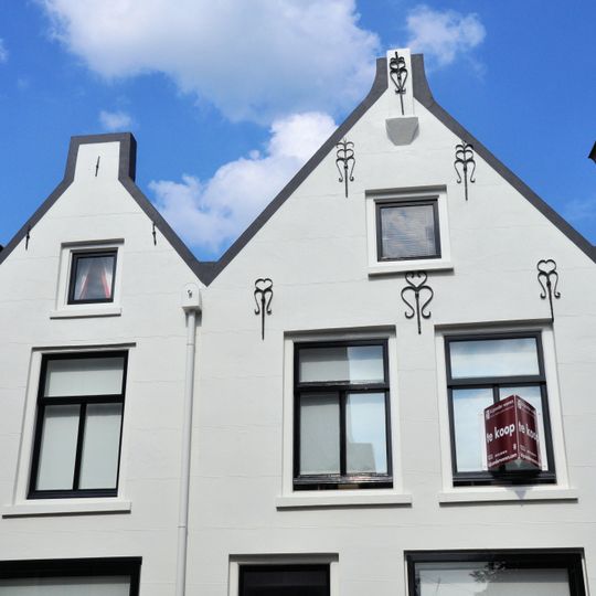 Pand met schilddak en gepleisterde gevel onder rechte kroonlijst