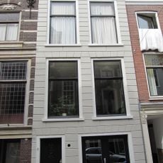 Pand met gepleisterde lijstgevel met in de kroonlijst triglyphen en metopen