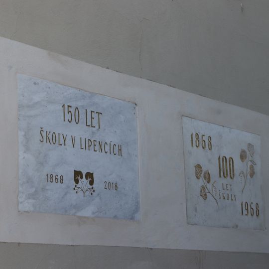 Pamětní deska k 100 a 150 letům školy v Lipencích