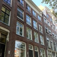 Twee huizen achter gezamenlijke gevel onder rechte lijst