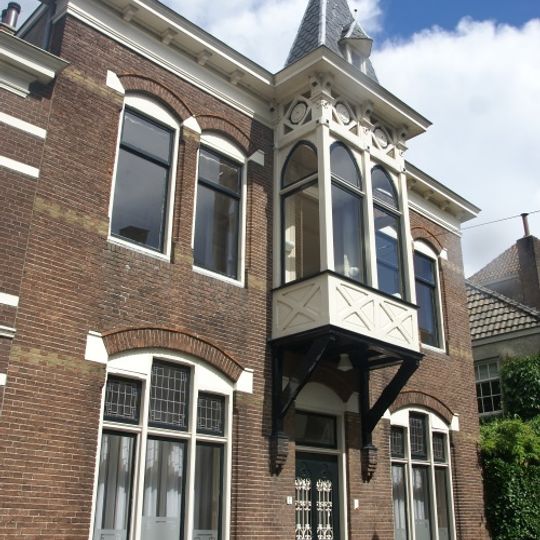 Halfvrijstaand herenhuis