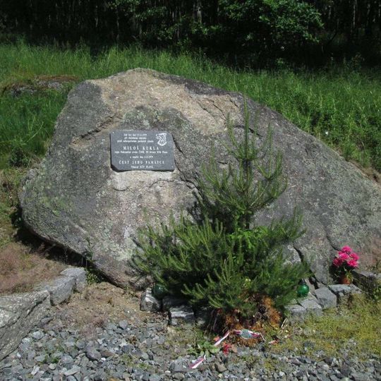 Památník severně od Zadního Chodova