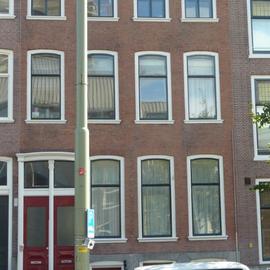 Pand met eenvoudige Lodewijk XIV gevel met doorbroken kroonlijst