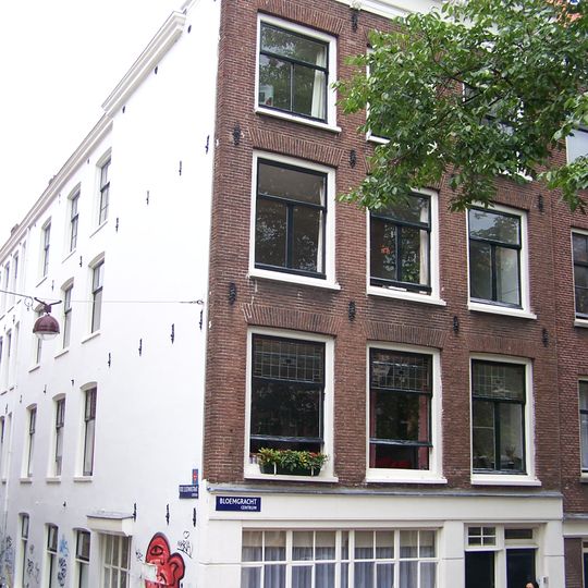 Hoekhuis van grotendeels 19e-eeuws karakter