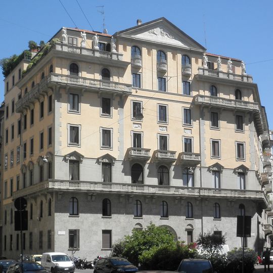 Piazza Eleonora Duse 3