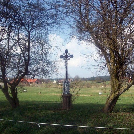 Kříž u polní cesty východně od Benešova