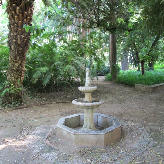 Fuente de mujer con cántaro