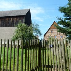 Bauernhof mit Wohnstallhaus (Umgebinde), Scheune und Stallgebäude sowie Hofpflaster Teichweg 9