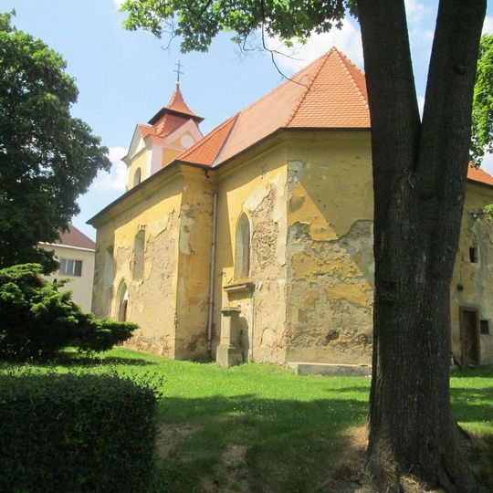 Kříž u kostela ve Vysoké Libyni