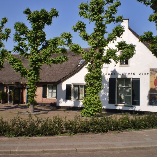 Pand met langgerekte gevel