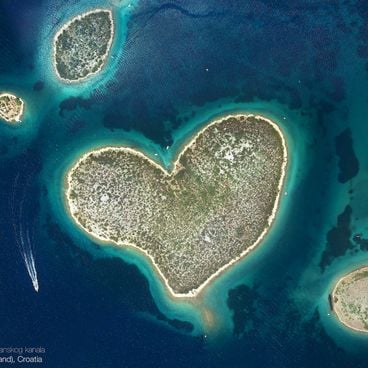 Herzförmige geografische Formationen aus der Luft