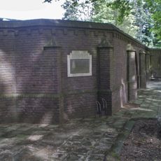 Bakstenen muur met enkele gedenkstenen