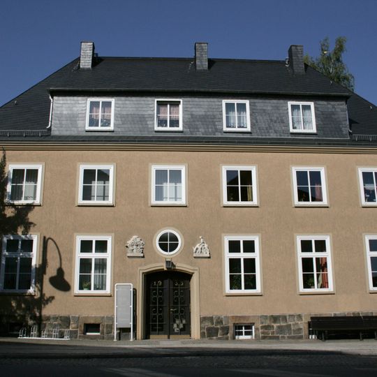 Wohn- und Verwaltungsgebäude in offener Bebauung Hauptstraße 6