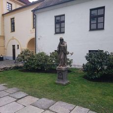 Socha ve dvoře Prácheňského muzea v Písku (2)