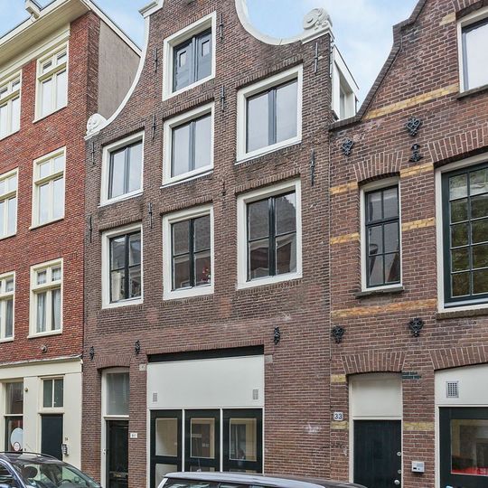 Pand met eenvoudige klokgevel