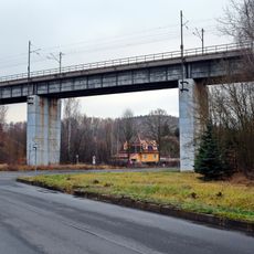 Železniční most přes Pstružný potok a Dlouhou ulici v Královském Poříčí