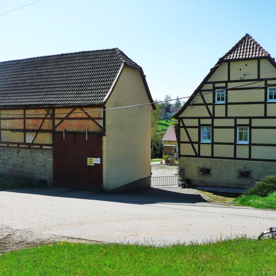 Wohnstallhaus und Seitengebäude eines Dreiseithofes Mittelweg 12