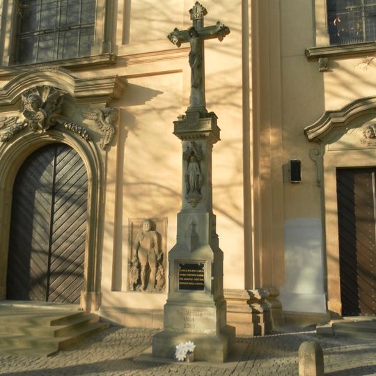 Kříž u kostela na Masarykově náměstí v Uherském Brodu