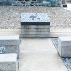 Plastika s historií města před kostelem Narození Panny Marie v Písku