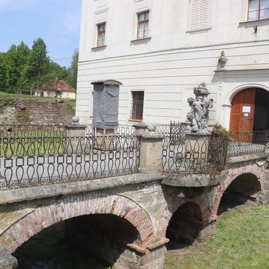 Vstupní most zámku Budišov