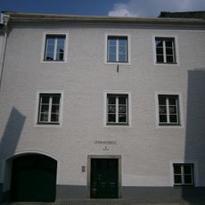 Bürgerhaus mit Teil der inneren Stadtmauer
