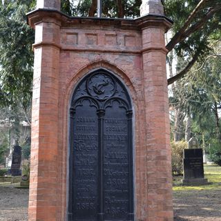 Ev. cintorín Kozia brána, náhrobník