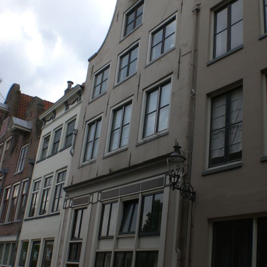 Onderkelderd huis met forse gepleisterde klokgevel