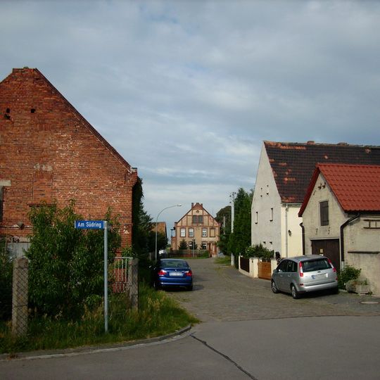 Wohnhaus eines ehemaligen Dreiseithofes sowie Einfriedungspfeiler und Toreinfahrt An der Torgauer Straße 6a