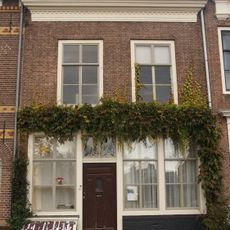 Huis met geverfde lijstgevel