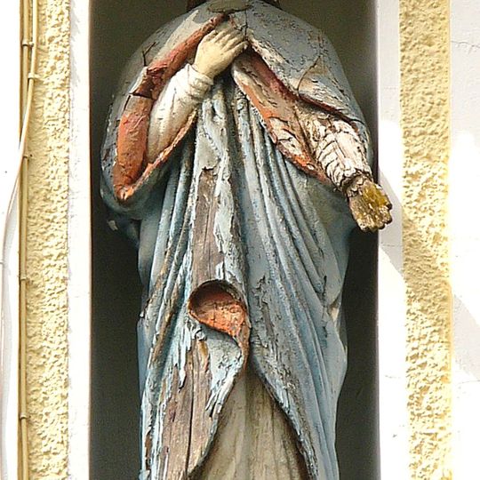 Hausfigur am zweiten Obergeschoss